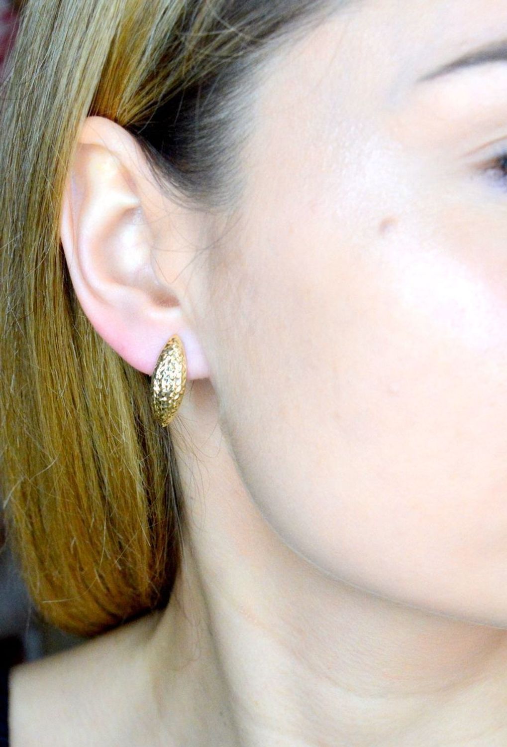 Złote kolczyki damskie 375 z ozdobnym grawerowaniem KL 2575 375.  Złoto, to kruszec od wieków symbolizujący luksus, doskonałość i ponadczasowość. Kolczyki to dodatek idealny dla kobiet w każdym wieku. Delikatne, a przy tym eleganckie.jpg